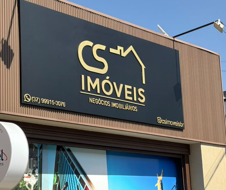 Letreiro da CS Imóveis na fachada da loja